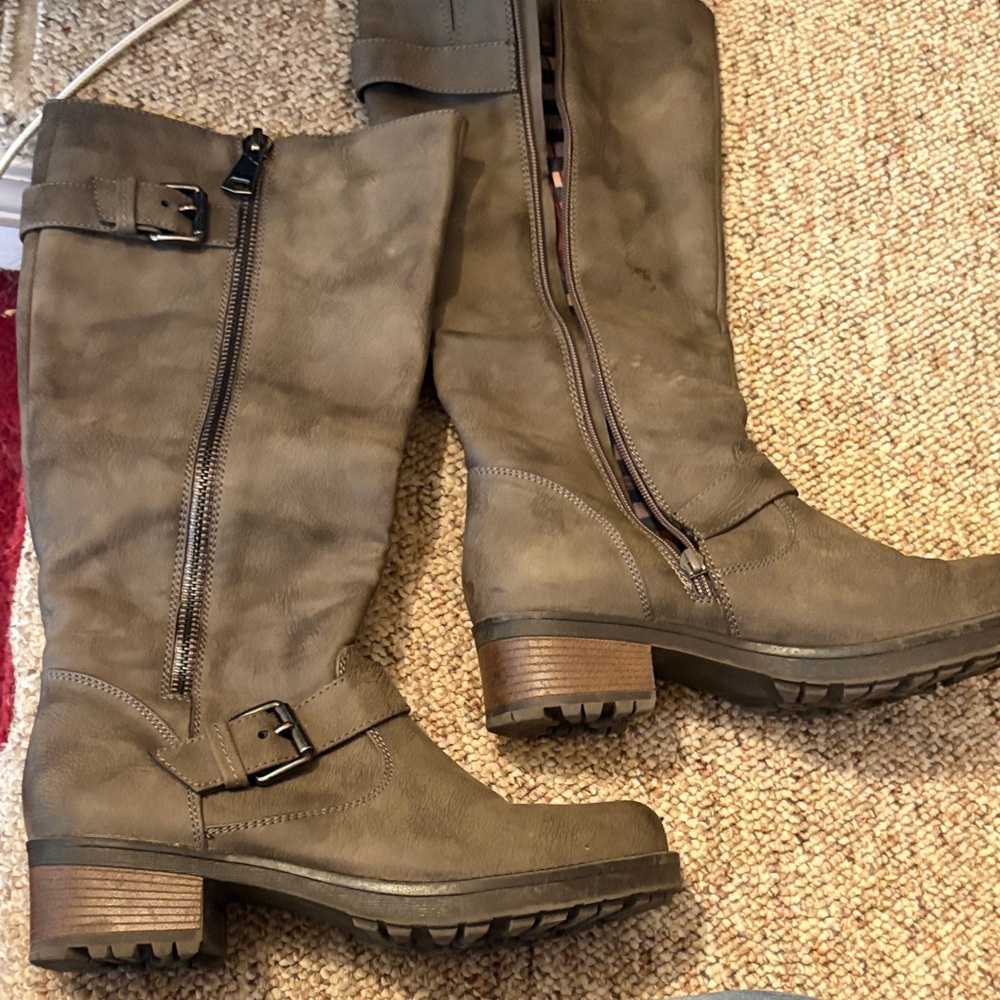 Stylish White Mountain Brown Knee-High Boots size 9